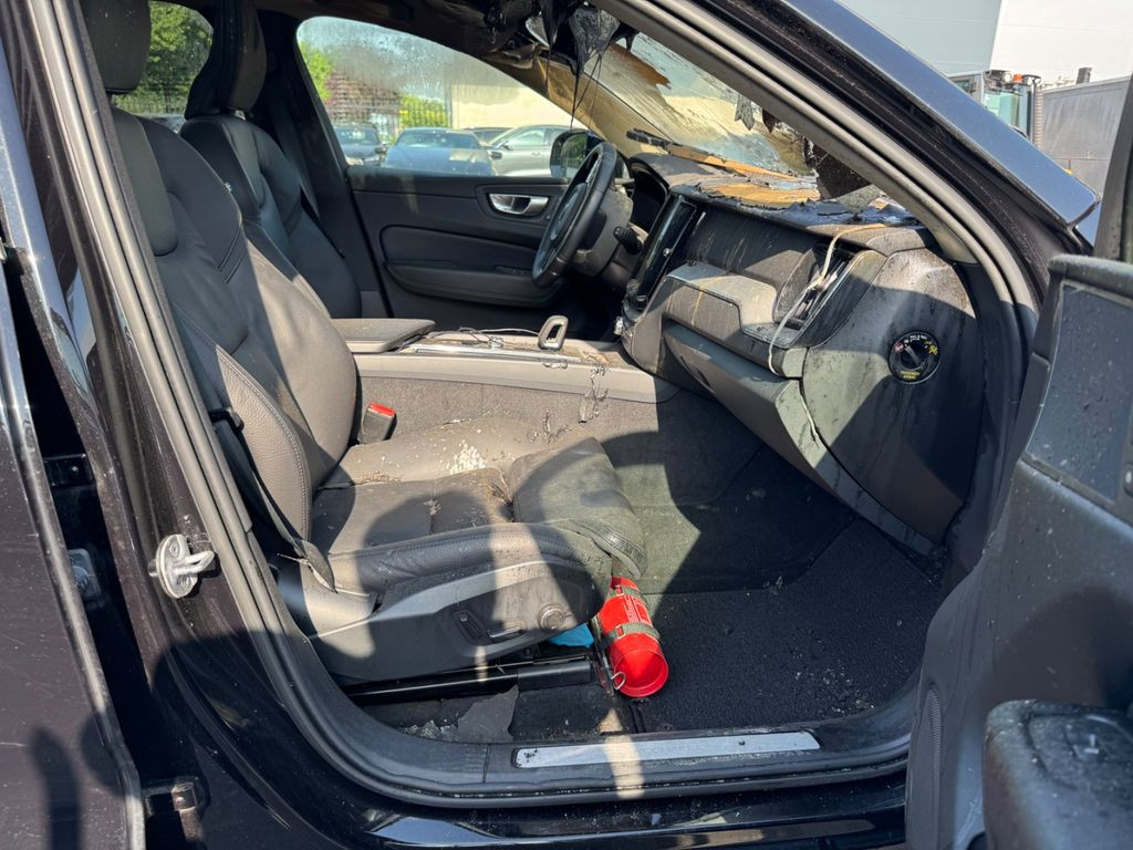 Volvo XC 60 T6 Plus Dark Recharge Plug-In Hybrid AWD